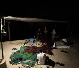 حياة النازحين اليومية خلال الليل فى  ميناء غزة البحرى (5)