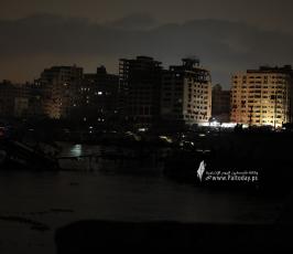 حياة النازحين اليومية خلال الليل فى  ميناء غزة البحرى (22)
