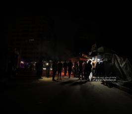 حياة النازحين اليومية خلال الليل فى  ميناء غزة البحرى (13)