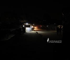 حياة النازحين اليومية خلال الليل فى  ميناء غزة البحرى (9)