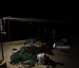 حياة النازحين اليومية خلال الليل فى  ميناء غزة البحرى (3)