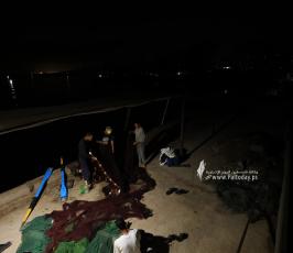 حياة النازحين اليومية خلال الليل فى  ميناء غزة البحرى (6)