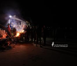 حياة النازحين اليومية خلال الليل فى  ميناء غزة البحرى (15)