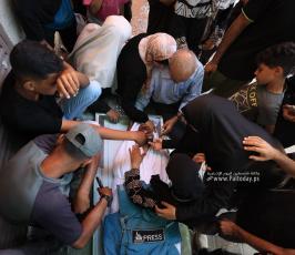 وداع الشهيد الصحفى محمد الداية فى مشفى شهداء الأقصى وسط قطاع غزة (14)