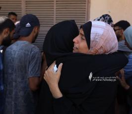 وداع الشهيد الصحفى محمد الداية فى مشفى شهداء الأقصى وسط قطاع غزة (16)