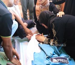 وداع الشهيد الصحفى محمد الداية فى مشفى شهداء الأقصى وسط قطاع غزة (8)