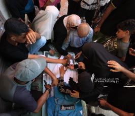 وداع الشهيد الصحفى محمد الداية فى مشفى شهداء الأقصى وسط قطاع غزة (15)