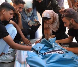 وداع الشهيد الصحفى محمد الداية فى مشفى شهداء الأقصى وسط قطاع غزة (7)