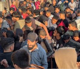 انتظار المواطنين بغزة أمام مركز توزيع للخبز (4)