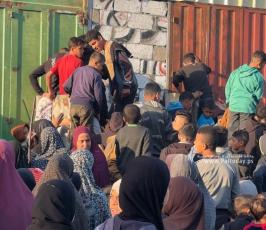 انتظار المواطنين بغزة أمام مركز توزيع للخبز (6)