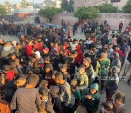 انتظار المواطنين بغزة أمام مركز توزيع للخبز (7)