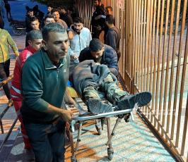 وصول خمس شهداء وعدد من الجرحى جراء قصف إسرائيلي استهدف سيارة شرطة بمواصي خان يونس جنوبي قطاع غزة (10)
