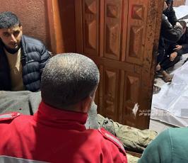 وصول خمس شهداء وعدد من الجرحى جراء قصف إسرائيلي استهدف سيارة شرطة بمواصي خان يونس جنوبي قطاع غزة (7)