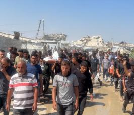 وداع ثلاث شهداء بمدينة غزة بعد قصف وتقدم الجيش على شارع صلاح الدين فجر اليوم (1)