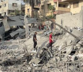 آثار دمار منزل والخيام المحيطة به بعد قصفه بمدينة غزة (7)