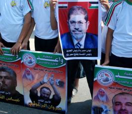 أهالى الاسرى يهللون فرحاً بمرسى بالصليب الاحمر بغزة