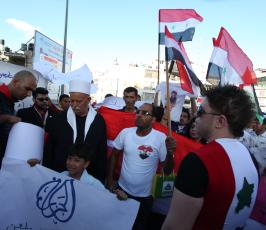 فلسطينيون يحتجون ضد فضائية الجزيرة في رام الله