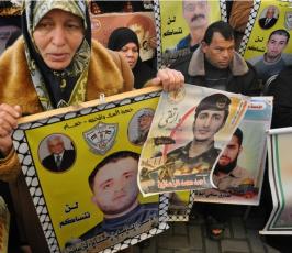 بالصور:عدسة "فلسطين اليوم" تنضم لاعتصام أهالي الأسرى أمام مقر الصليب بغزة