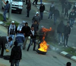 مواجهات عنيفة أمام معتقل "عوفر" تضامناً مع الأسرى المضربين  عن الطعام