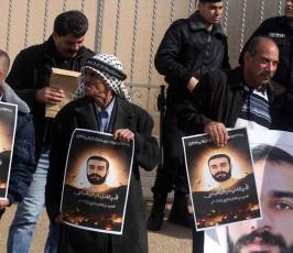 خاص فلسطين اليوم..أهالي الأسرى يعتصمون أمام مقر الأمم المتحدة برام الله