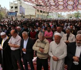  صلاة الجمعة امام مقر الصليب الاحمر بغزة تضامنا مع الاسرى في سجون الاحتلال ‫(39649822)‬ ‫‬