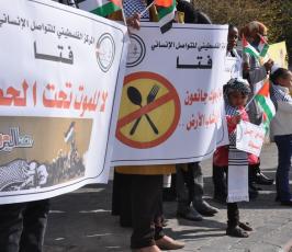  وقفة تضامنية مع مخيم اليرموك أمام الصليب الأحمر بغزة