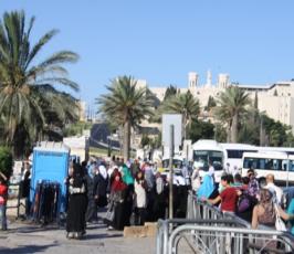 تدفق عشرات الالاف من المصلين على القدس القديمة لاداء صلاة الجمعة