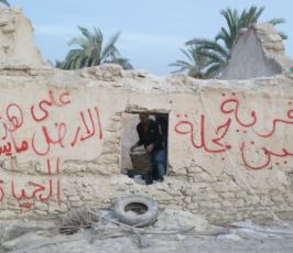 نشطاء فلسطينيون يقيمون قرية ‘عين حجلة‘ رفضاً لتهويد الاغوار