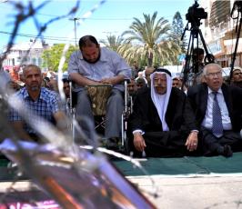 بالصور:واعد تقيم صلاة الجمعة أمام مقر الصليب الاحمر دعما لإضراب الاسرى الإداريين