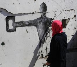 جدارية فنية لاتحاد الإذاعات على أنقاض البيوت المهدمة بحي التفاح ‫(1)‬