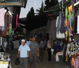 آلاف المواطنين يتدفقون على الاقصى للمشاركة في الجمعة اليتيمة