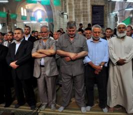 قادة الفصائل تؤدي صلاة الجنازة على رفات الشهداء بالمسجد العمري الكبير بغزة