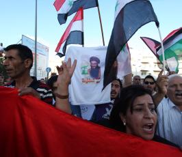 فلسطينيون يحتجون ضد فضائية الجزيرة في رام الله