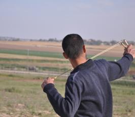 بالصور:مواجهات بين شبان فلسطينيين وقوات الإحتلال شرق المقبرة الشرقية وقرب ناحال العوز