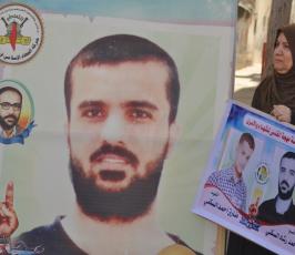 بالصور:مهجة القدس تطلق برنامج فعاليات يوم الأسير الفلسطيني من أمام منزل عائلة الأسير أحمد السكني