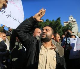 اعتصام لموظفي قطاع غزة في ساحة الجندي  ‫(38273542)‬ ‫‬