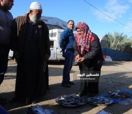 غزة امرأة فلسطينية تجاهد معاناة الحياة ببيع الأسماك في الأسواق (6).jpg