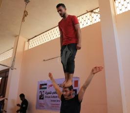 غزيون يتدربون على فنون السيرك ‫(29615500)‬ ‫‬