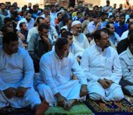  صلاة الجمعة أمام مقر الصليب الأحمر ‫(34669057)‬ ‫‬