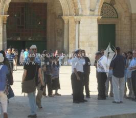 طواقم إعلامية وجماعات يهودية متطرفة تقتحم المسجد الأقصى