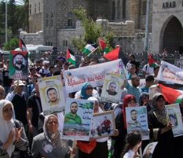 مسيرة حاشدة وسط القدس المحتلة تضامنا مع الأسرى في معركة الأمعاء الخاوية