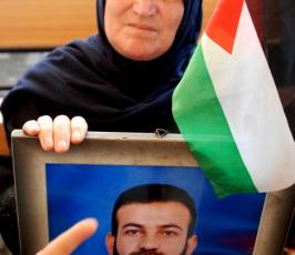 أهالى الاسرى يهللون فرحاً بمرسى بالصليب الاحمر بغزة