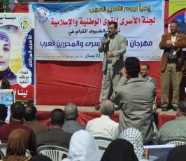 بالصور:أهالي الأسرى يواصلون اعتصامهم الأسبوع قبالة الصليب الأحمر