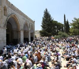 أكثر من ربع مليون فلسطيني يؤمون الاقصى في جمعة رمضان الثالثة