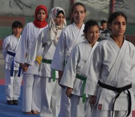بالصور:الجنس اللطيف في غزة يمارسون رياضة الكاراتيه