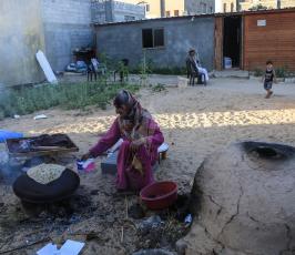سيدة فلسطينية من منطقة الزنة شرق خانيونس تلجأ الى الخبز على الافران القديمة  ‫(38470149)‬ ‫‬