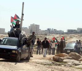 نشطاء يقيمون قرية "أحفاد يونس" مقابل مستوطنة "معالي ادوميم" قرب القدس