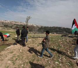 نشطاء فلسطينيون يعودون إلى باب الكرامة شمال غرب القدس المحتلة