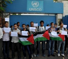 "شباب الانتفاضة" ينظم وقفة أمام مقر الأمم المتحدة يطالبها بالوقوف إلى جانب القضية الفلسطينية