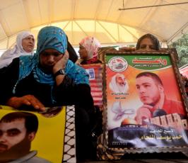 الاعتصام الاسبوعى لاهالى الاسرى بالصليب الاحمر بغزة
